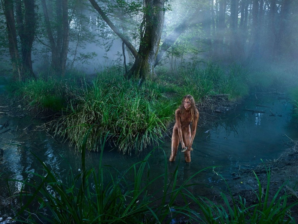Девушка в болоте нагишом
