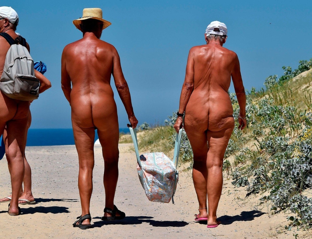 Зрелые пары на нудистком пляже