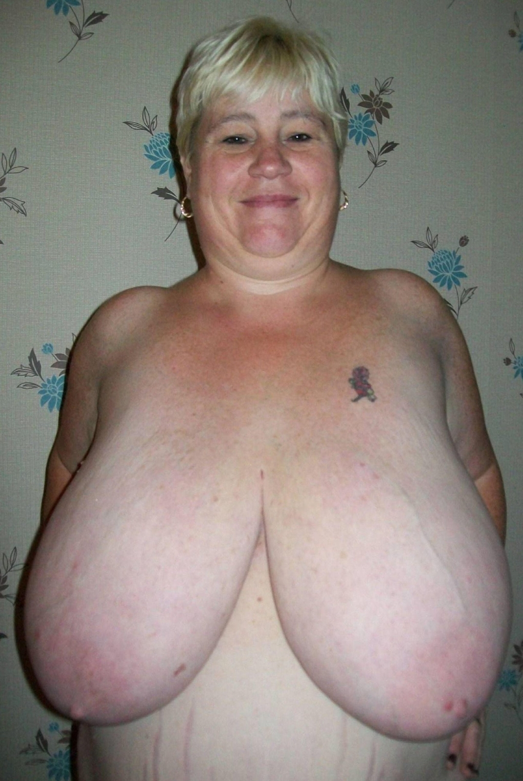 Маленькая отвисшая грудь