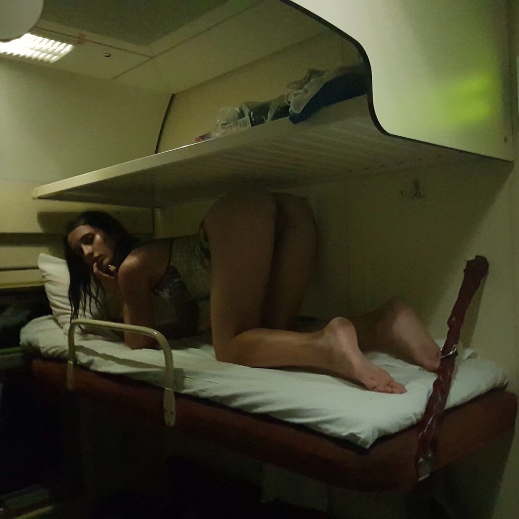 Голые девки в купе поезда