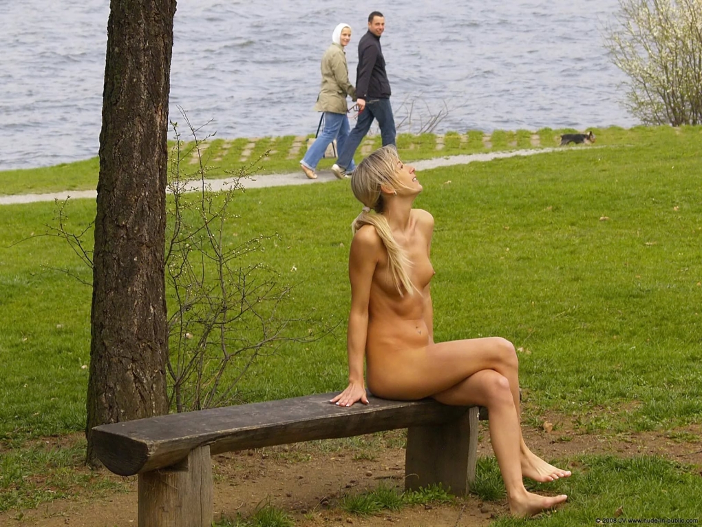 Раздетая девушка в лесу