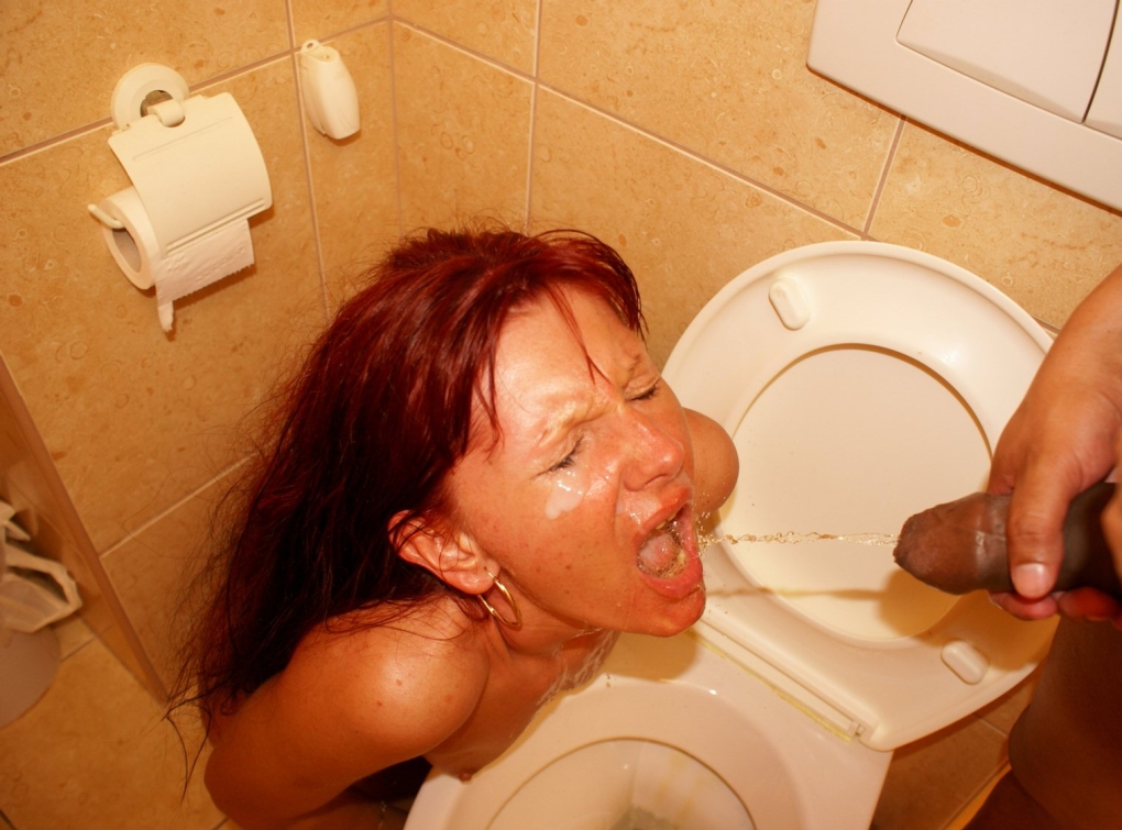 Туалетная рабыня в мужском туалете