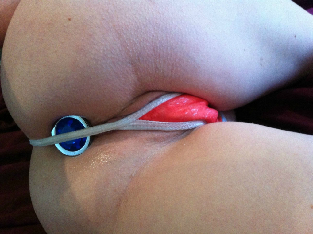 Женщина с анальной пробкой