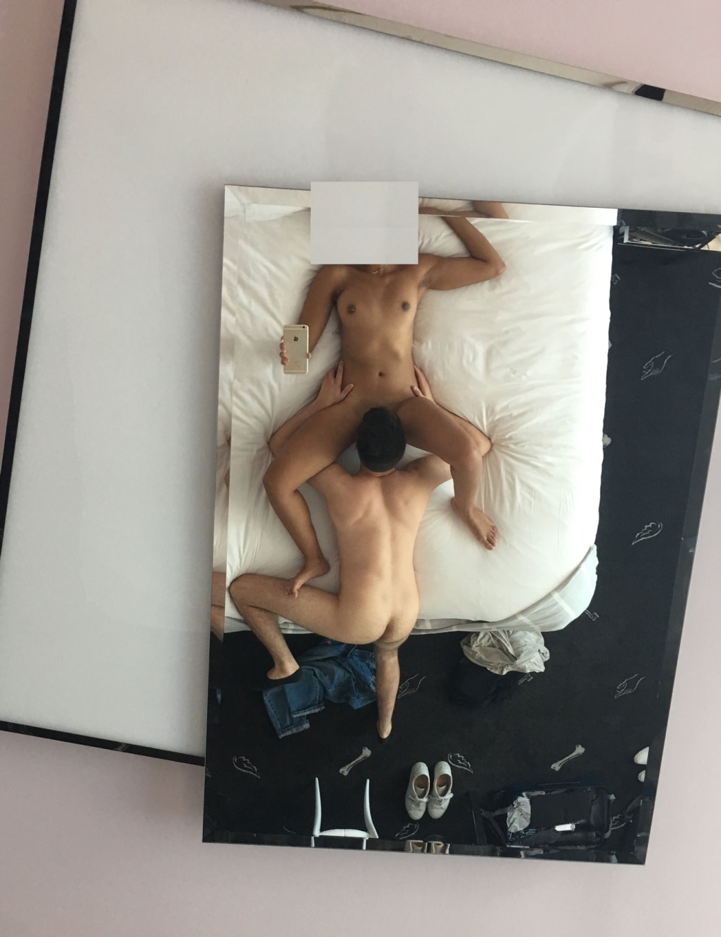 Женщина на зеркале голая сверху