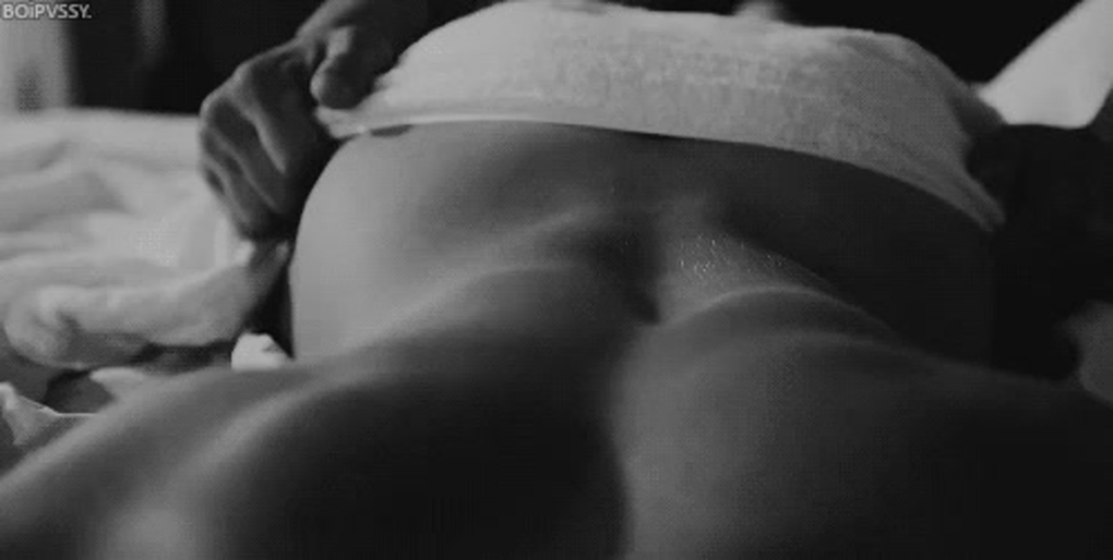 Девушка ласкает себя в трусиках