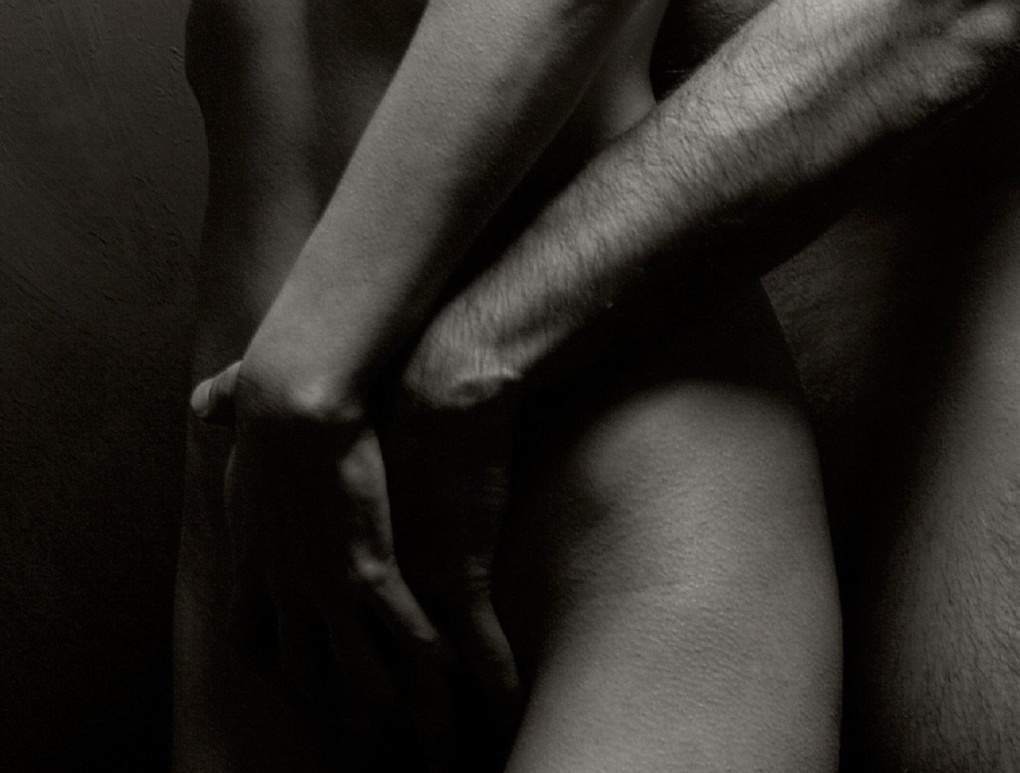 Мужская рука в женских трусиках