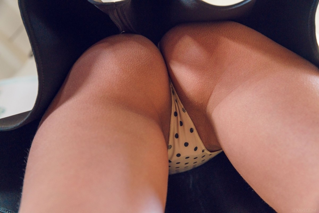 Девушки в трусиках вид снизу