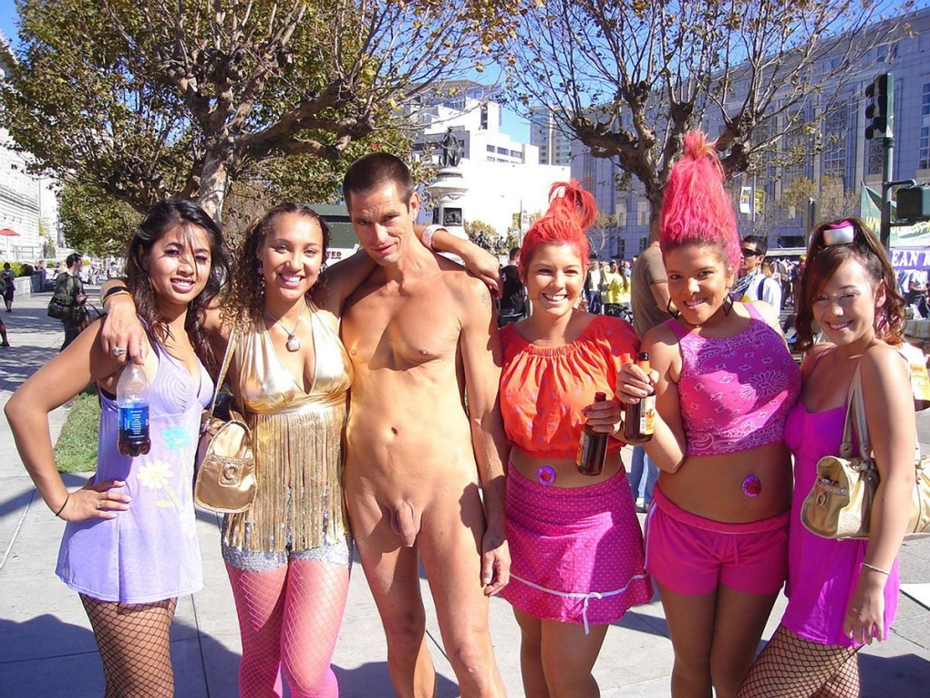 Девчонки раздели парня