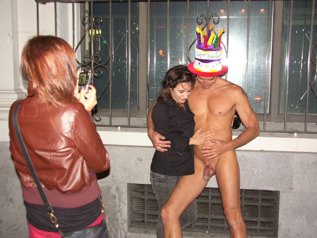 Голые мужчины одетые женщины