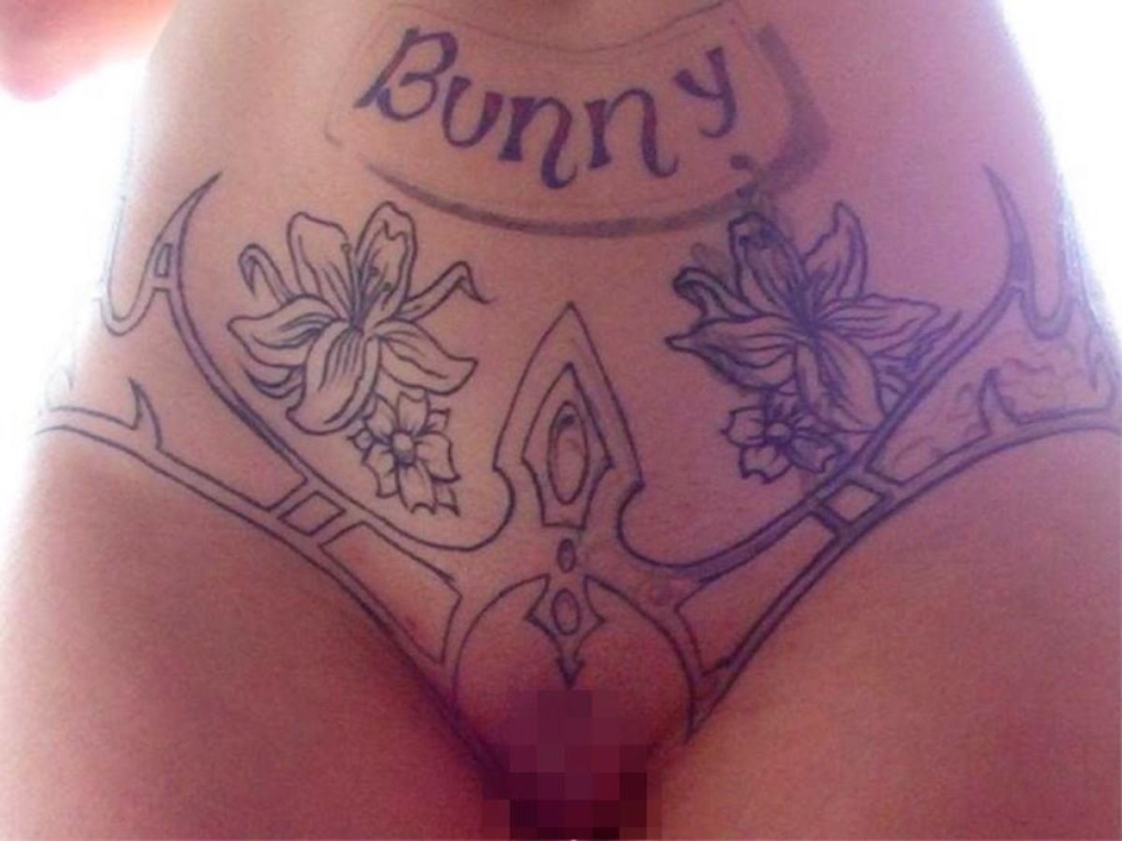 Женские интимные тату и пирсинг