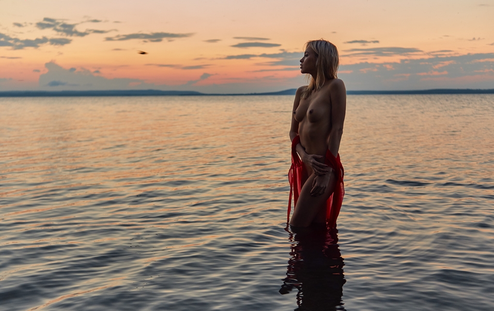 Голая жена в кресле частное