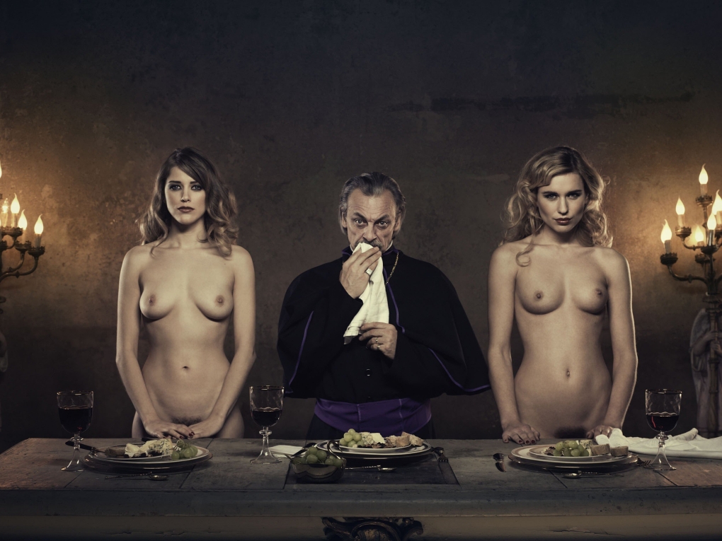 Голая женщина за столом