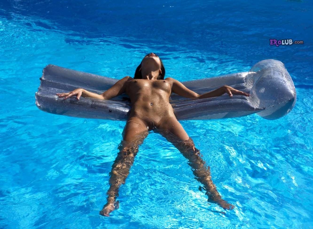 Плавание голышом в бассейне