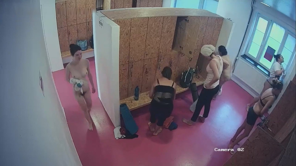 Голые женщины в женской душевой