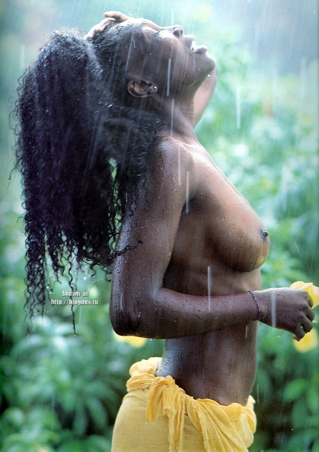 Мокрое тело красотки