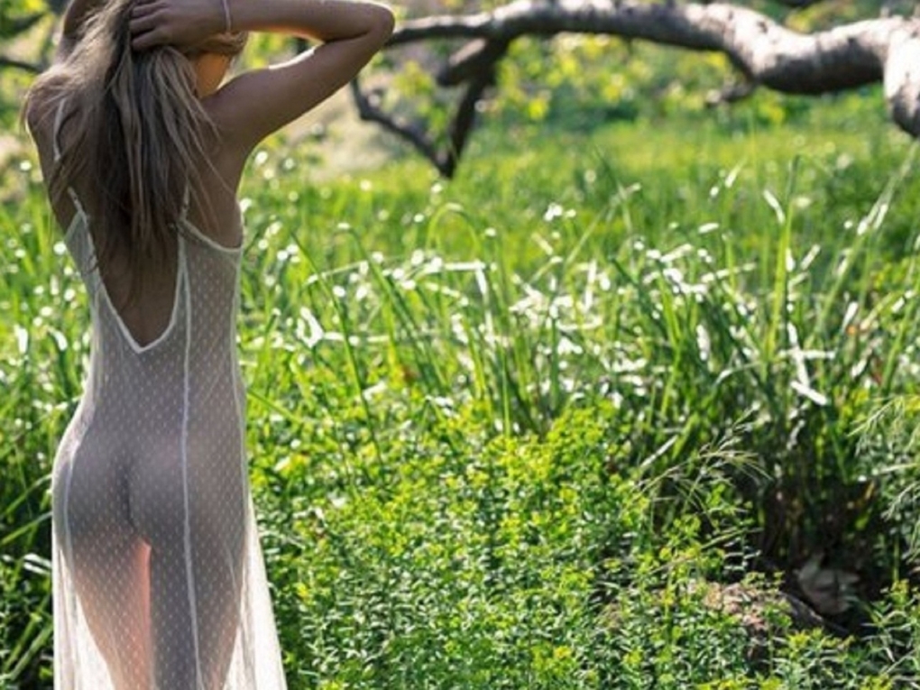 Красивые девушки в прозрачных сарафанах