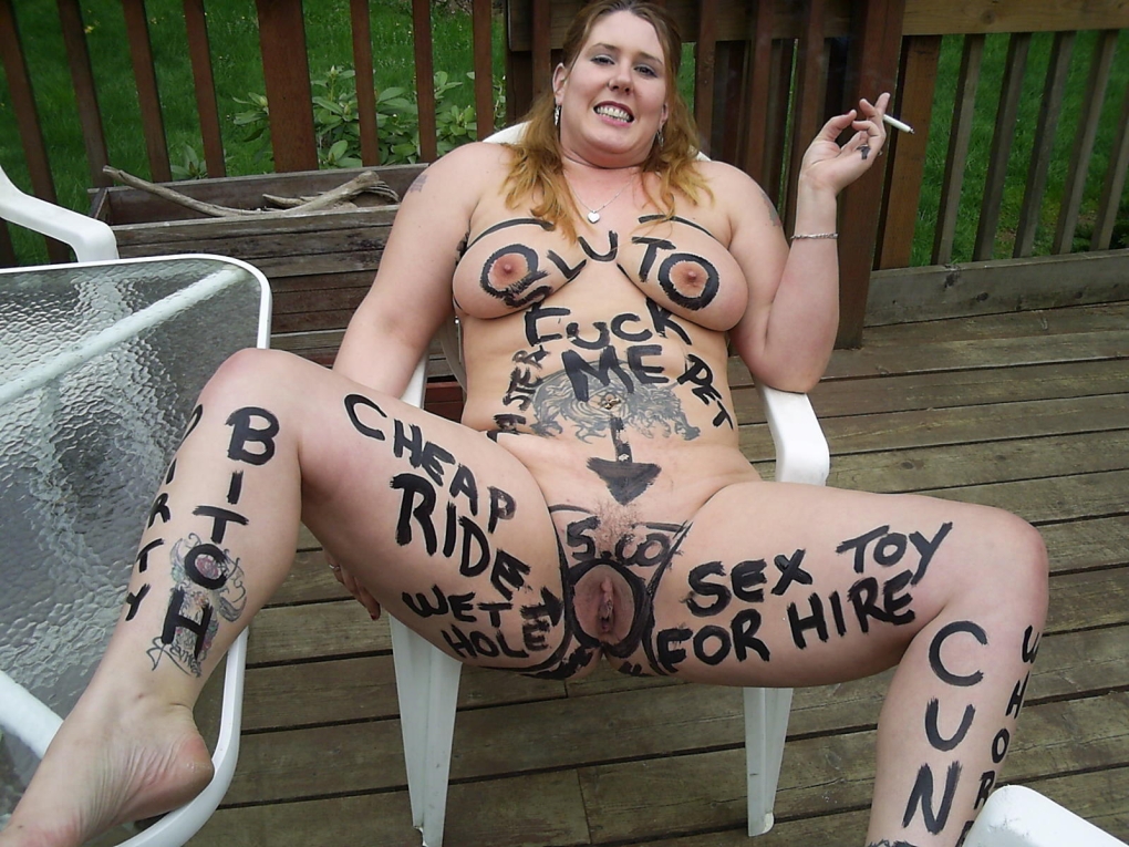 Надписи маркером на голом женском теле