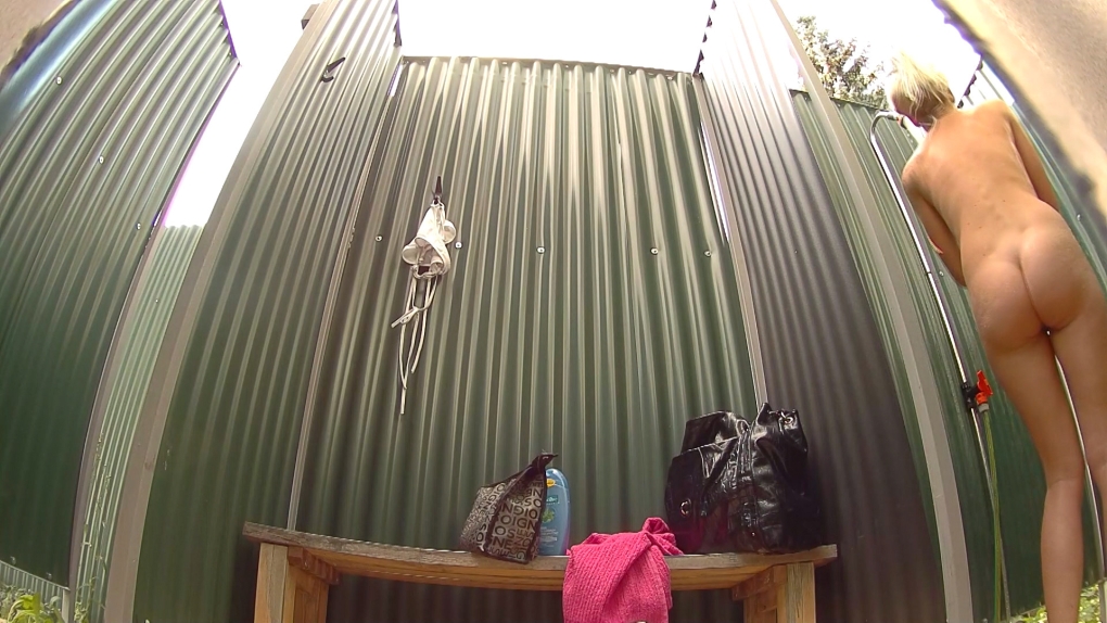 Девушки в пляжных кабинках