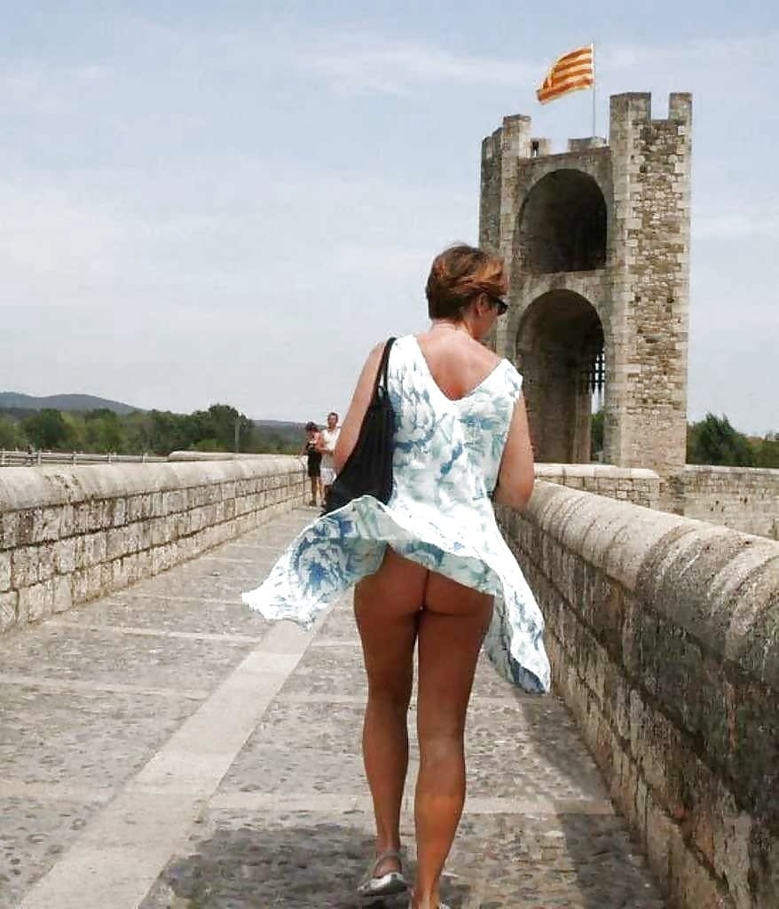 Юбка задралась на ветру