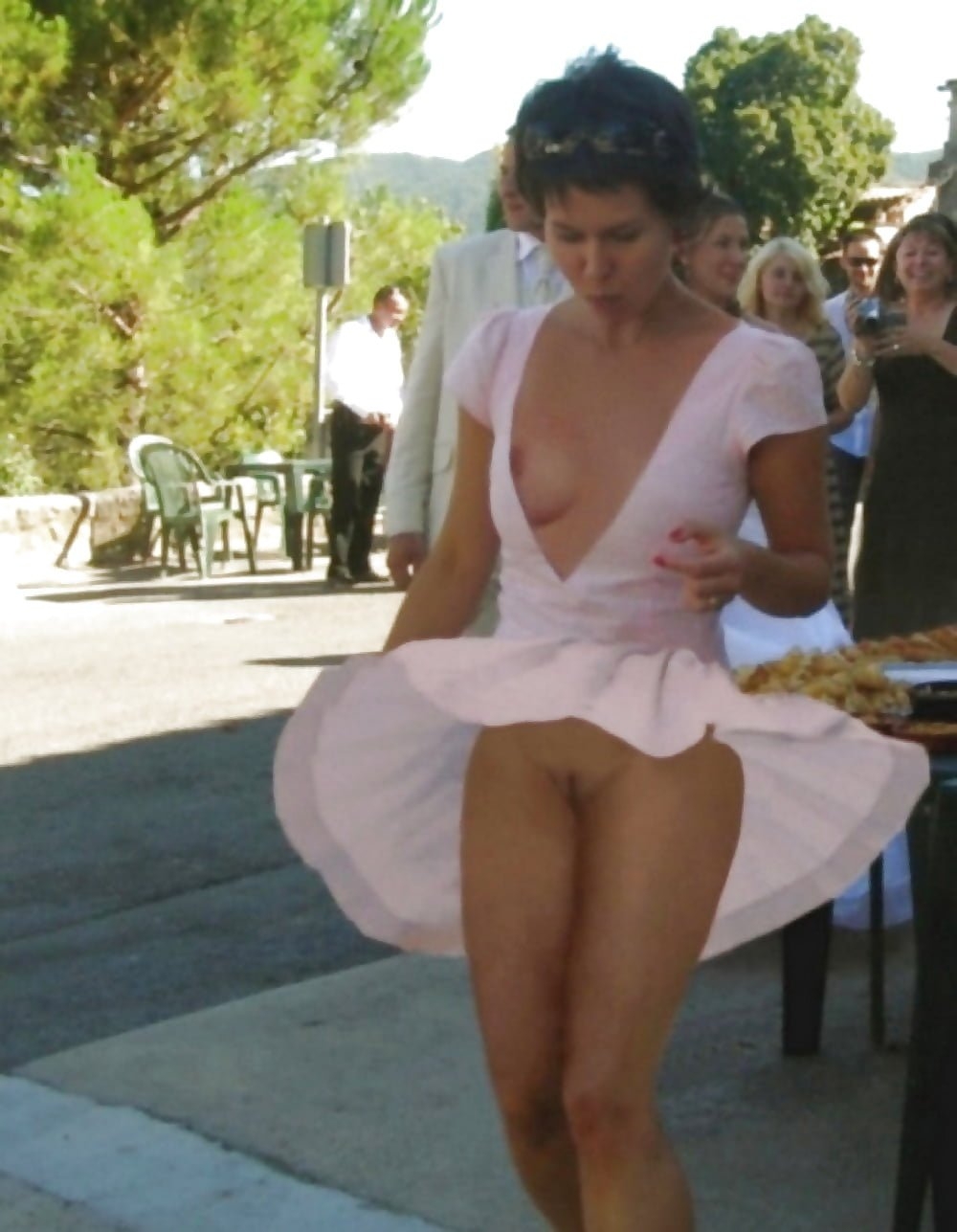 Девушки поднимают юбки без трусиков