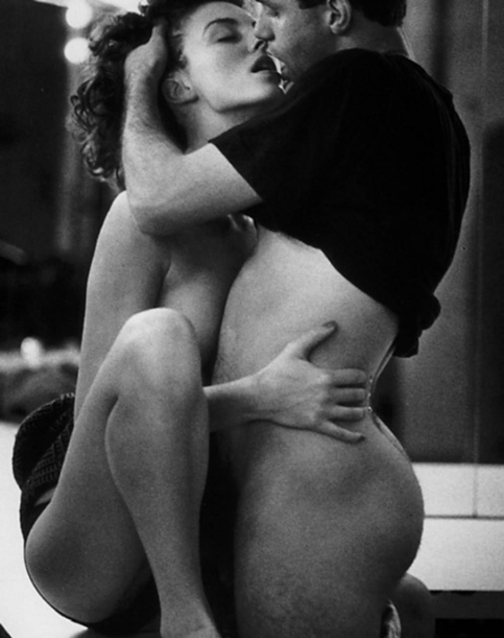 Красивые голые женщины на коленях