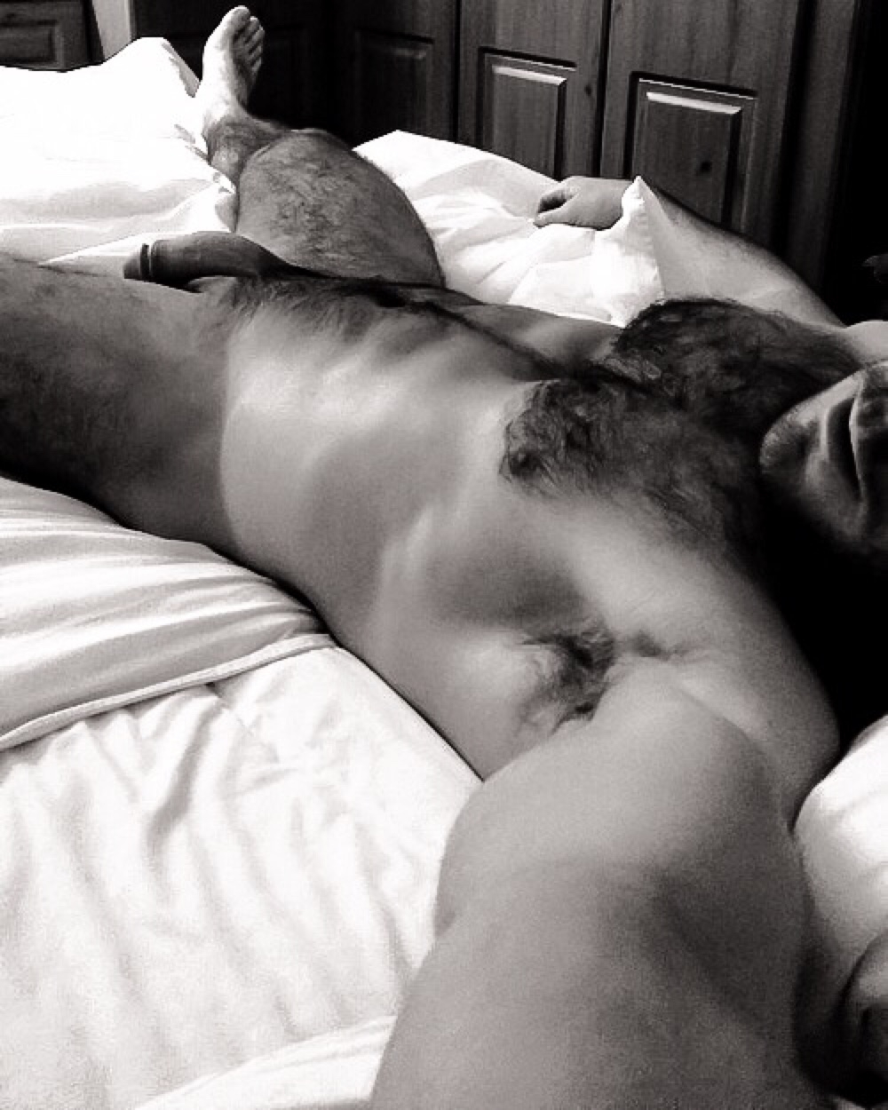 Голые волосатые парни в постели