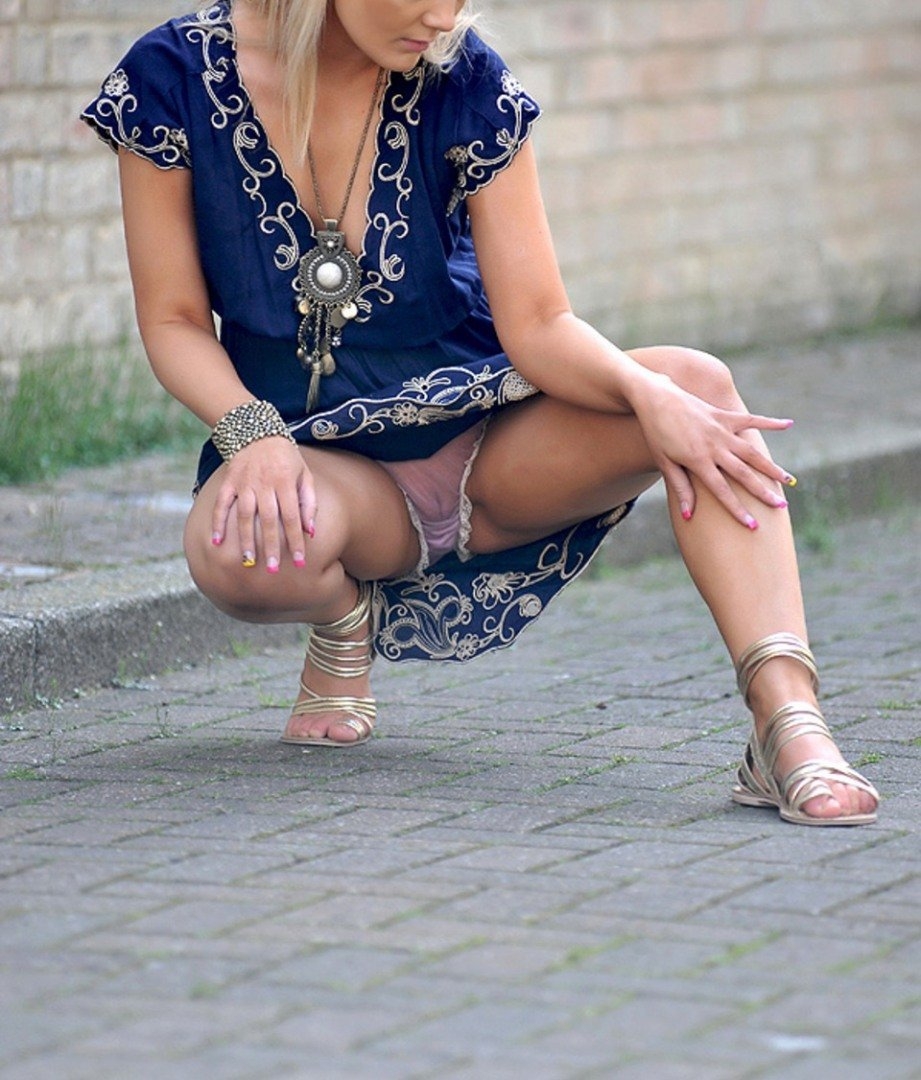 Женщины в трусах на корточках