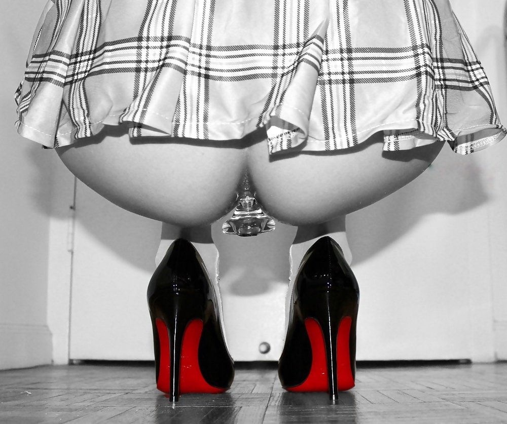 Анальная пробка и мини юбка