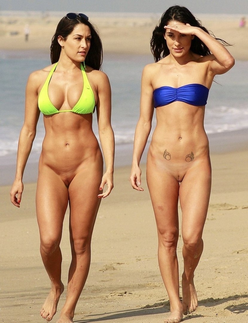 Девушка в купальнике без трус