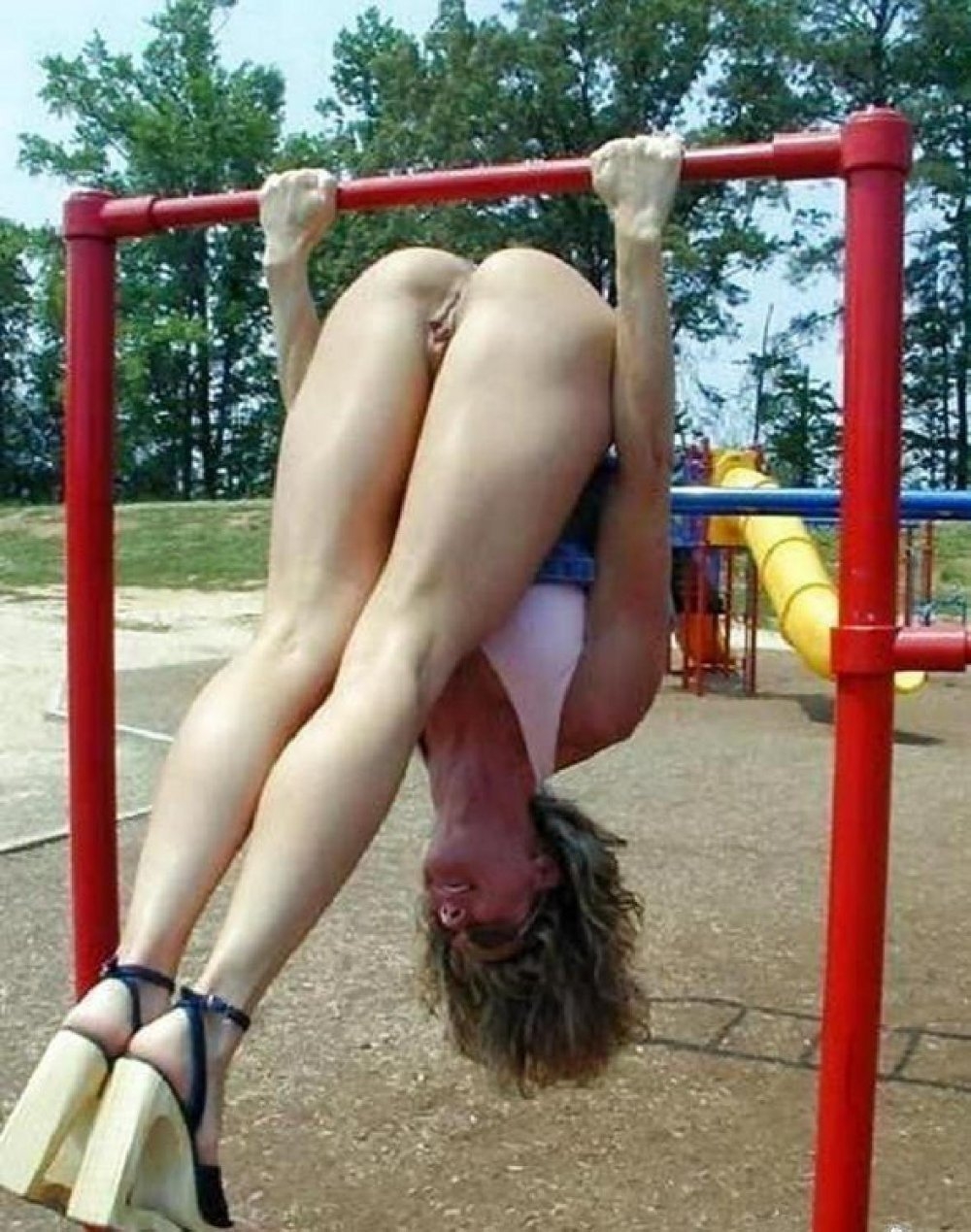 Девушки раздвигают ноги без трусов