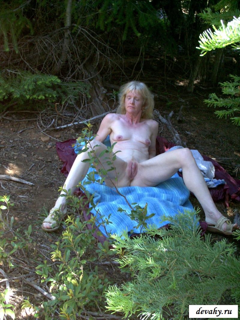 Алкашка голышом на природе