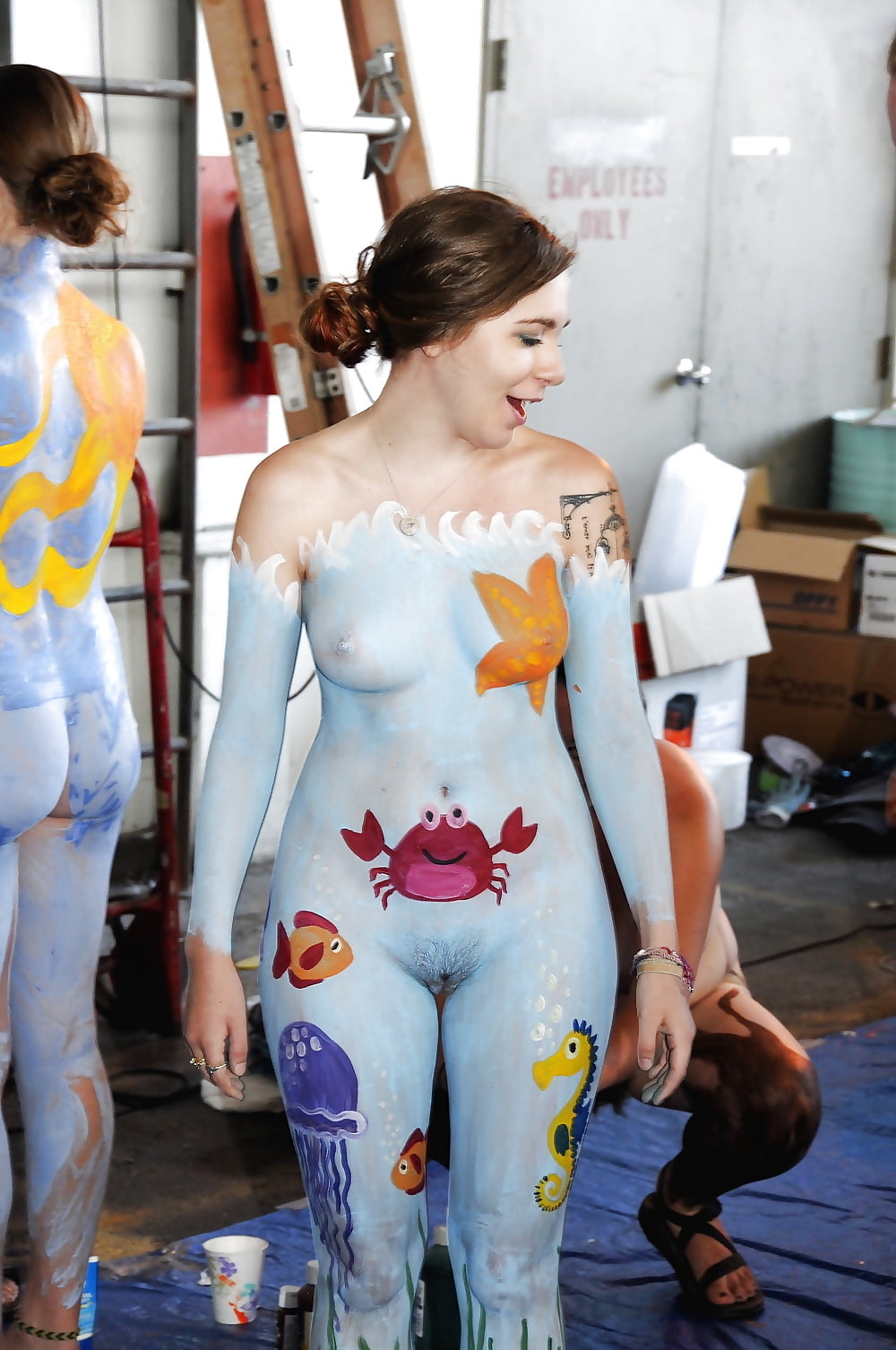 Разукрашенные голые женщины