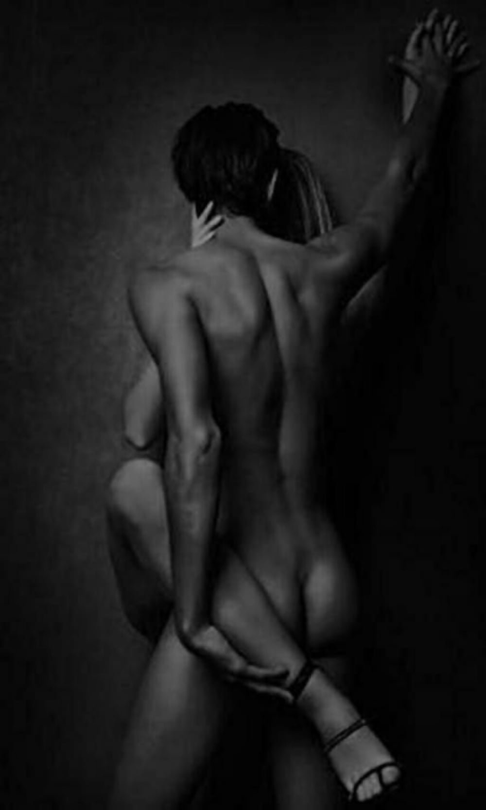 Эротические позы возле стены