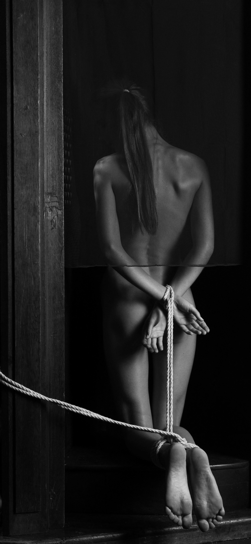 Девушка в коленно локтевой позе