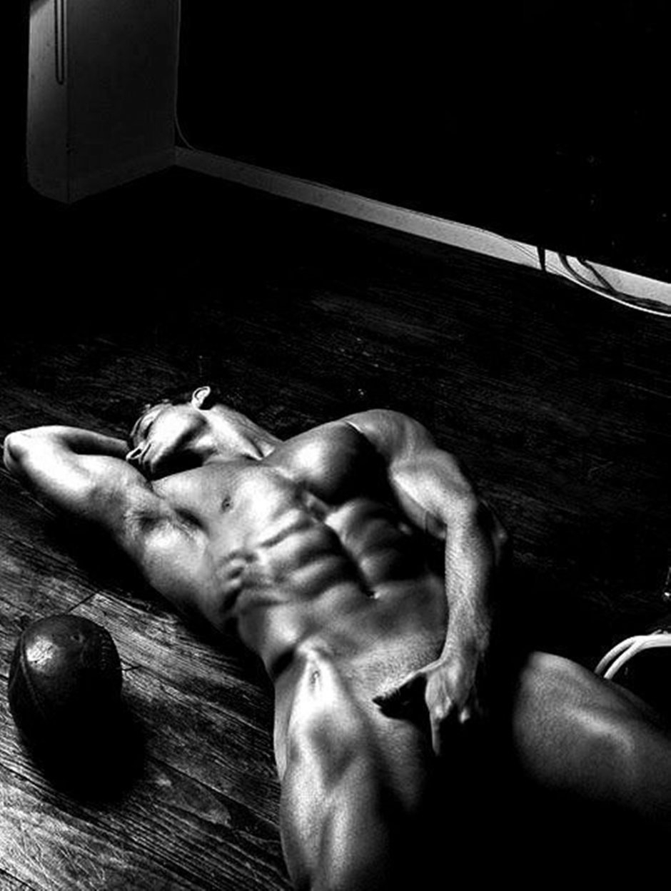 Красивое голое мужское тело