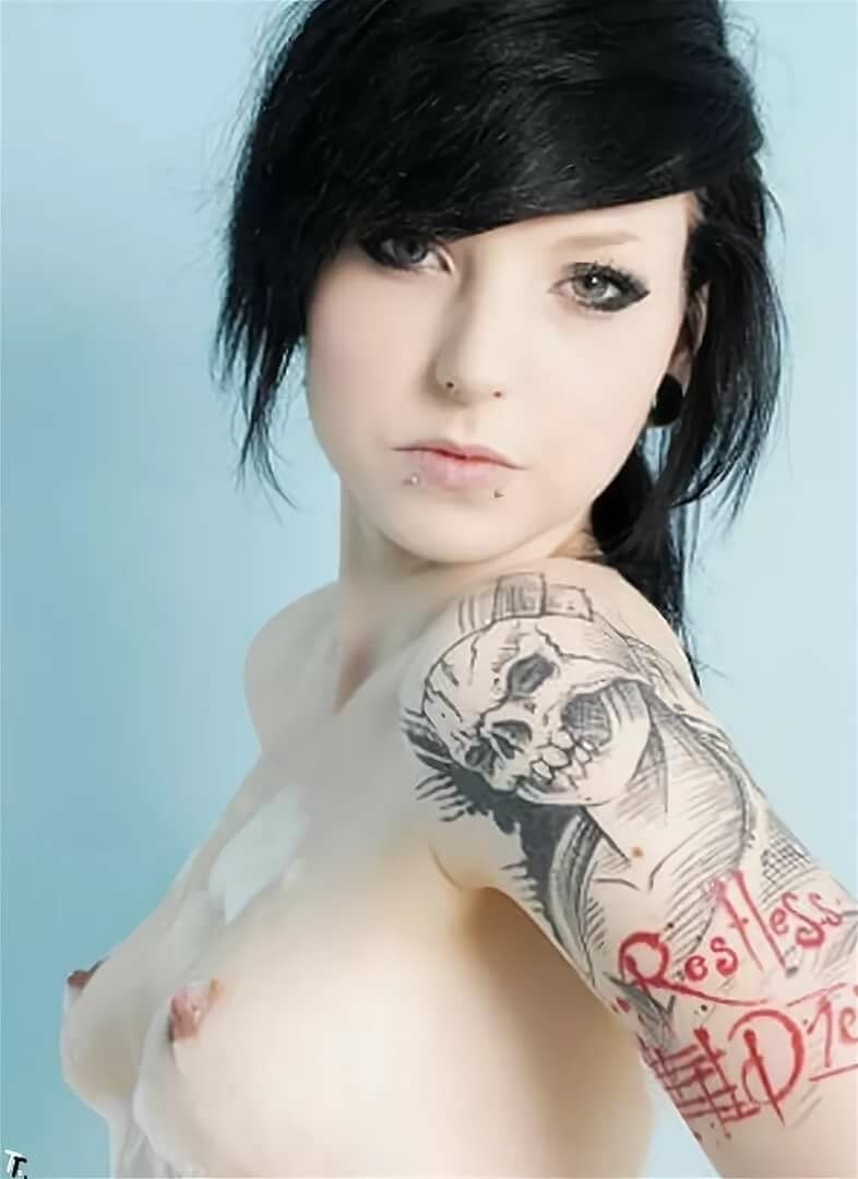 Эмо девушки с проколотыми сиськами