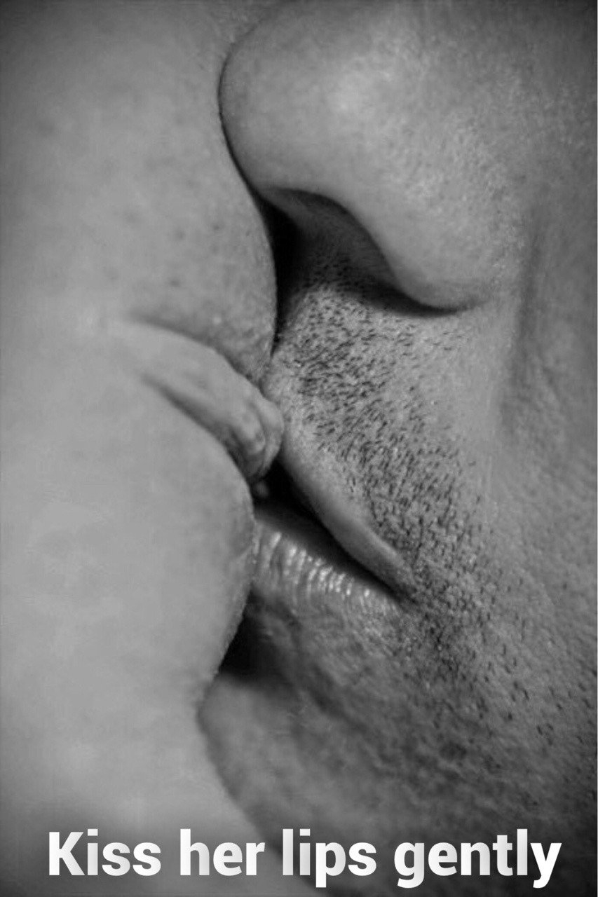 Нежный поцелуй в половые губы