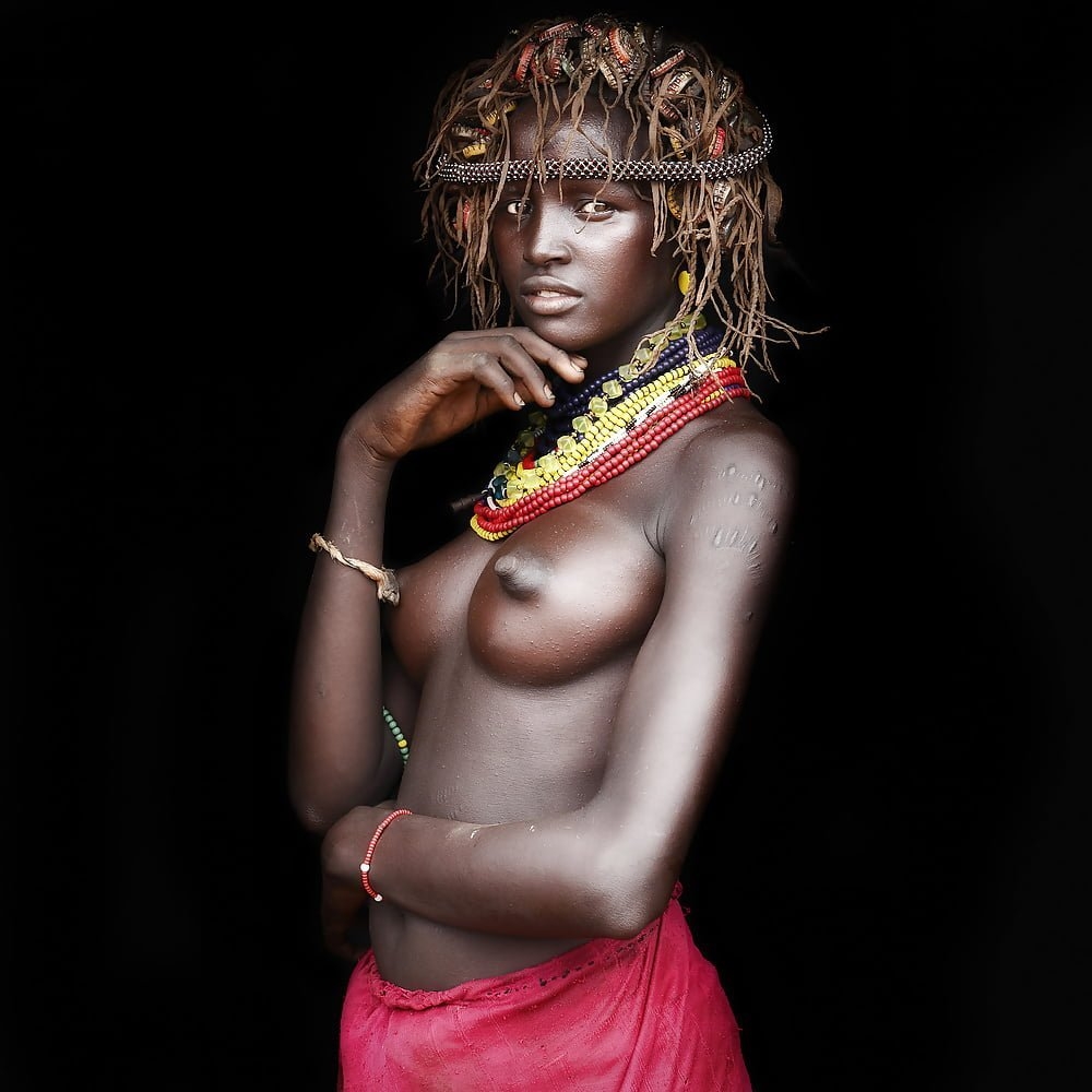 Связанные чернокожие девушки