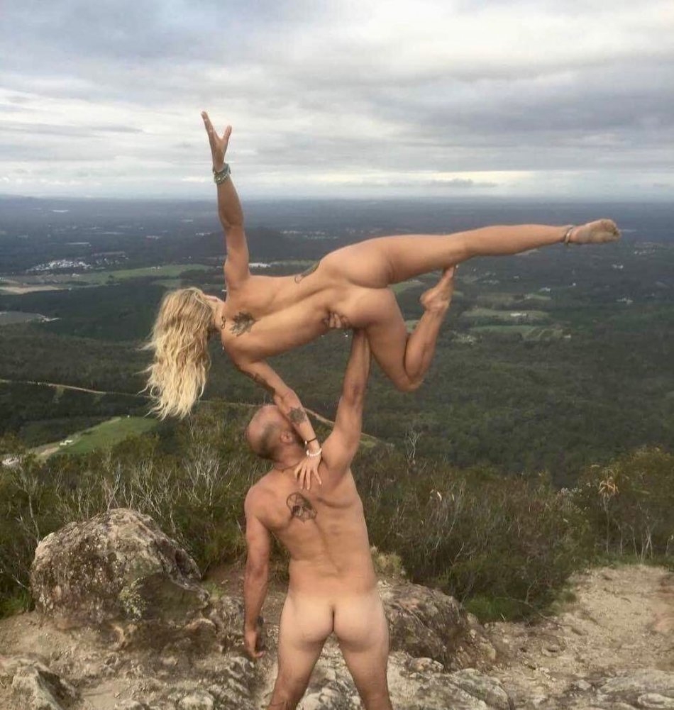 Нудистки втроем на пляже