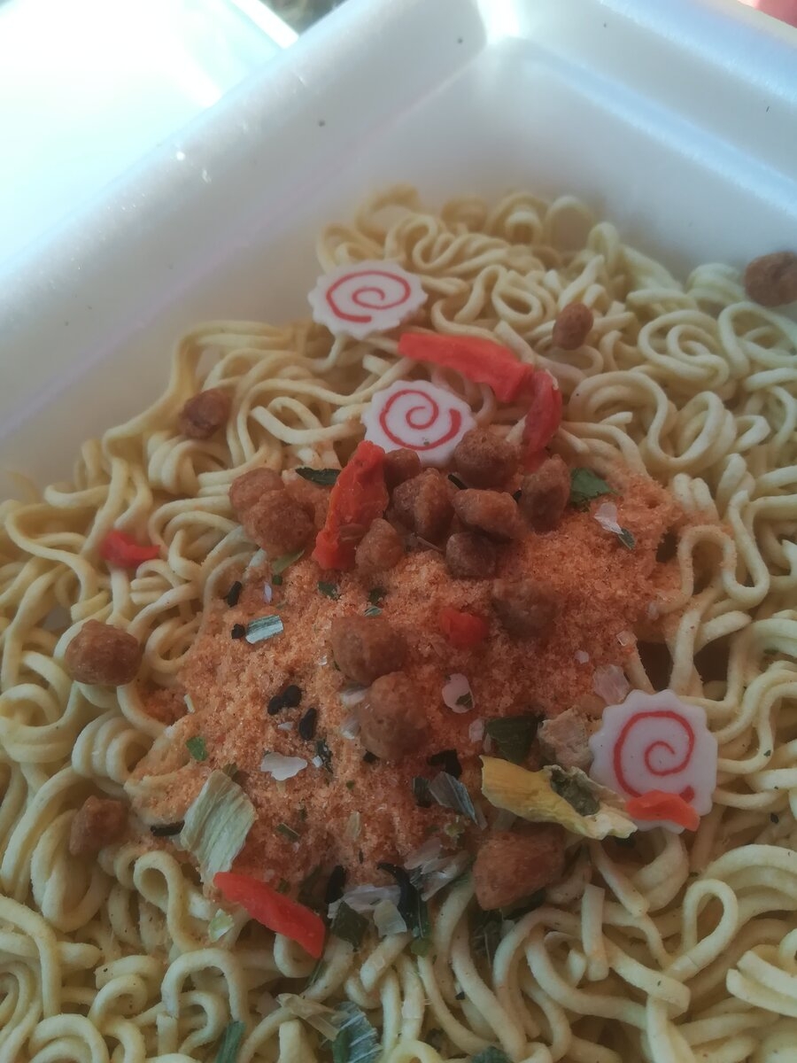 Лапша быстрого приготовления с вилкой