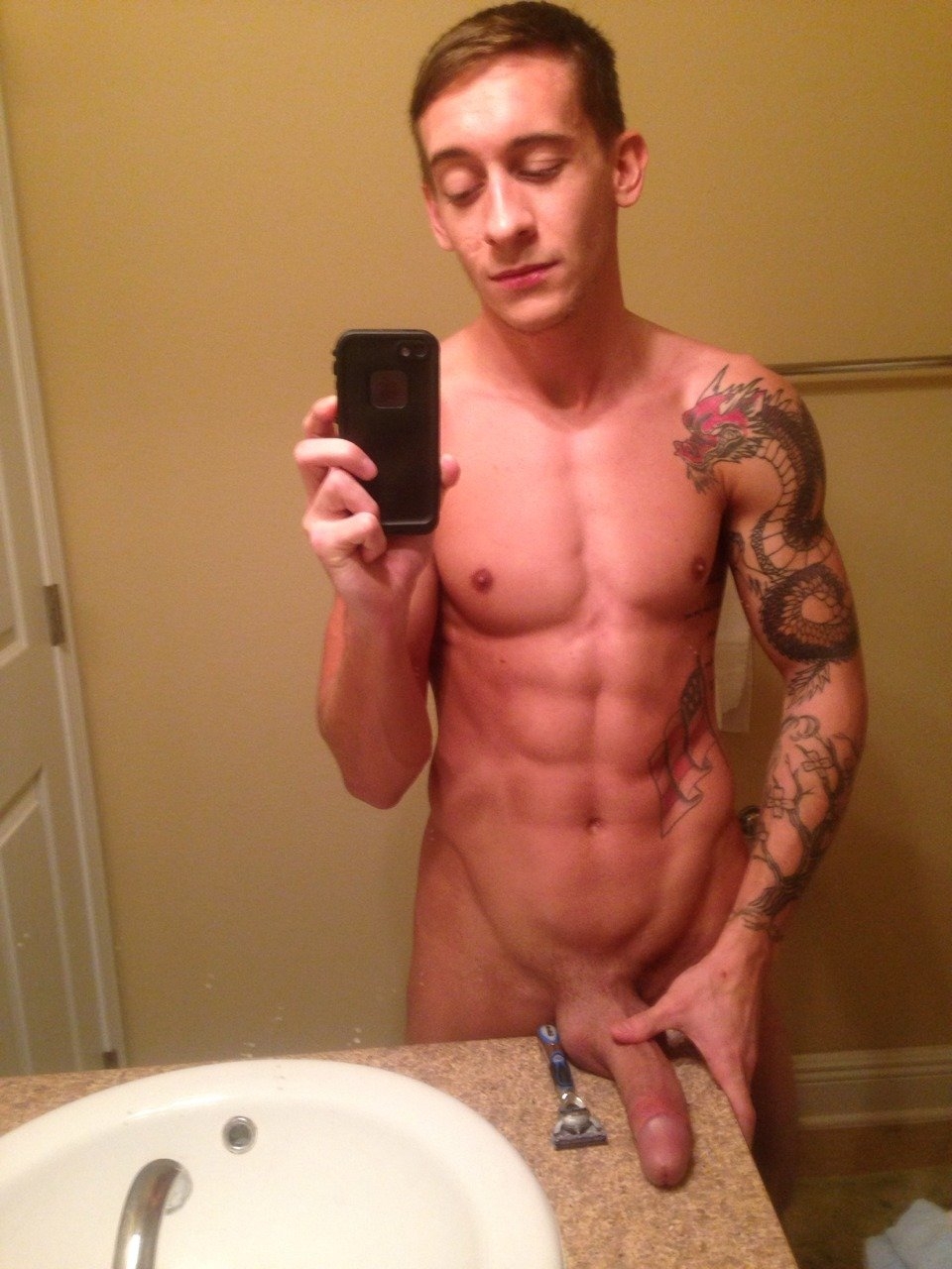 Парень с голым торсом в зеркале