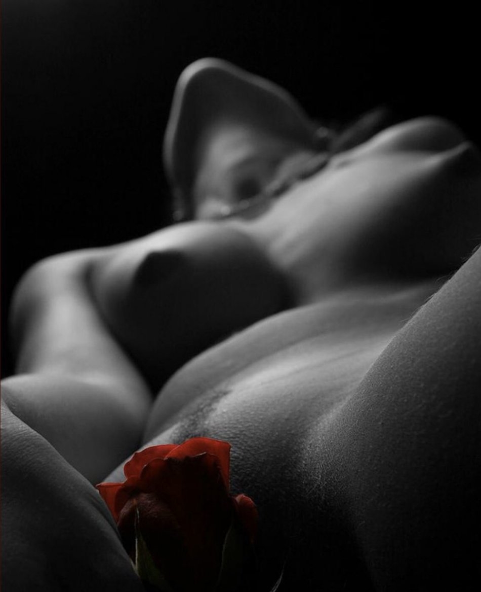 Женское и мужское тело ню