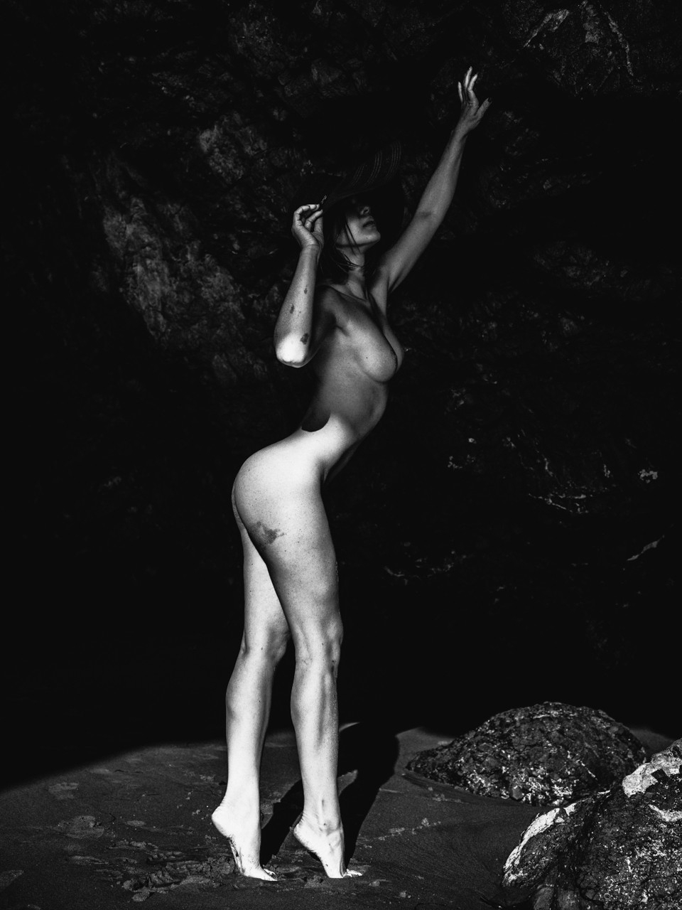 Белла Торн голая в чулках