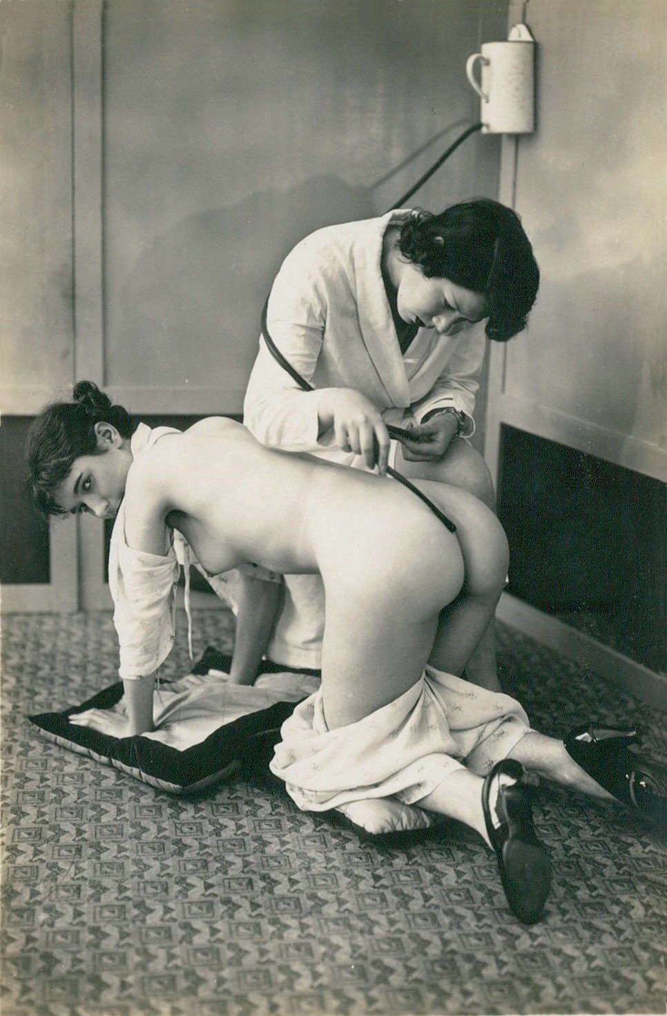 Анальный фистинг в ванной