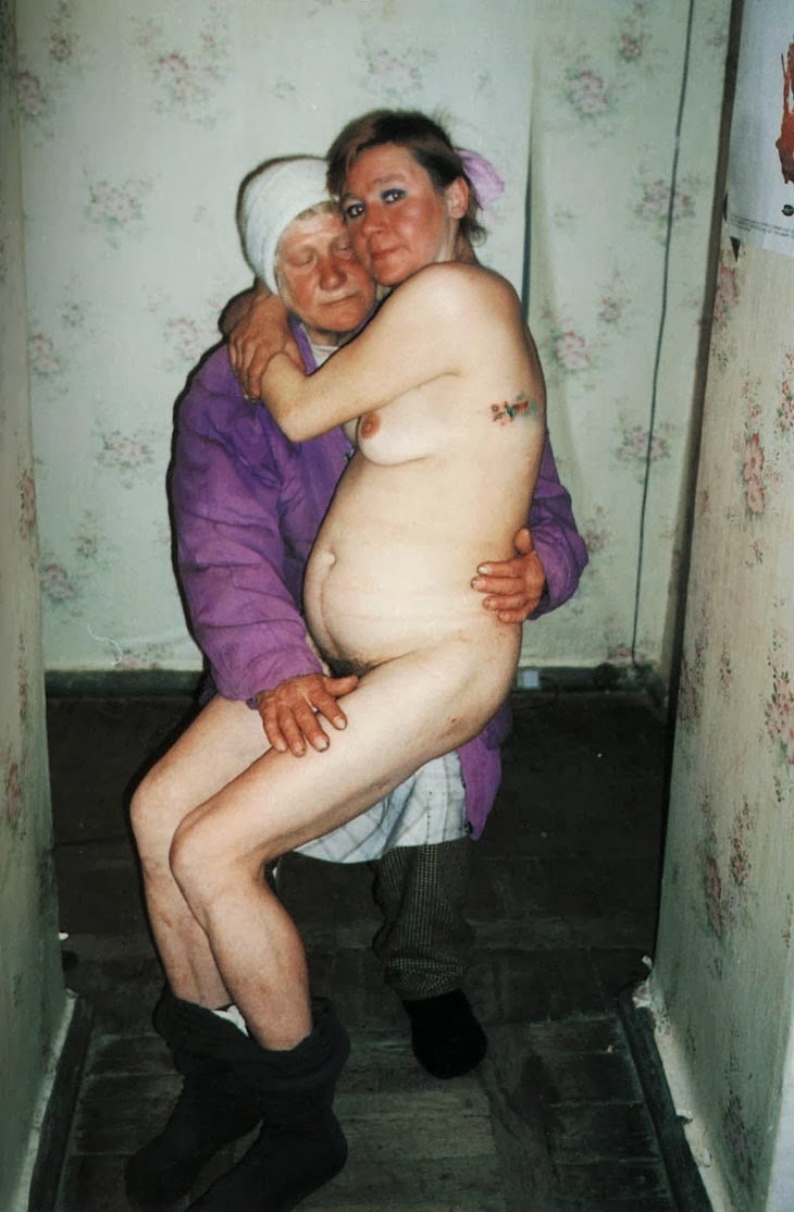 Пьяные голые девки на природе