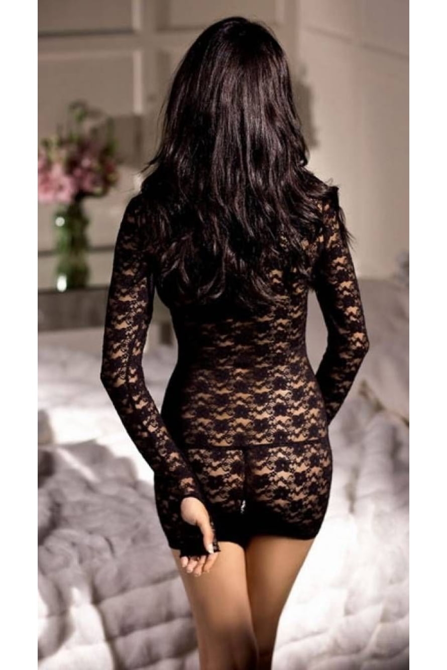 Девушка в черном кружевном платье