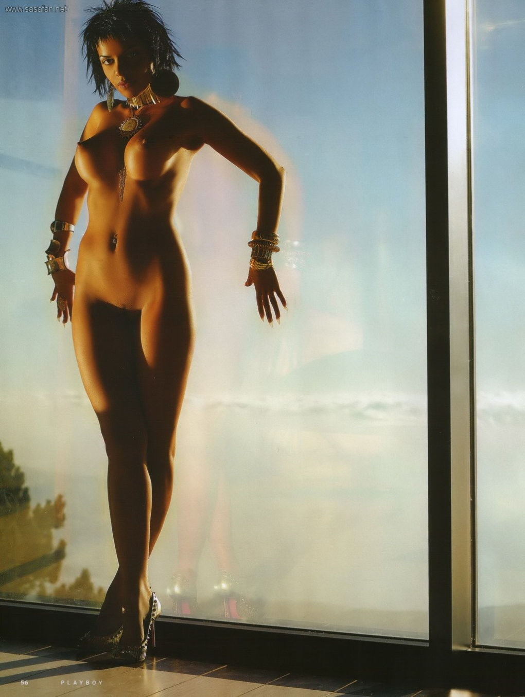 Кэти Топурия обнажила грудь