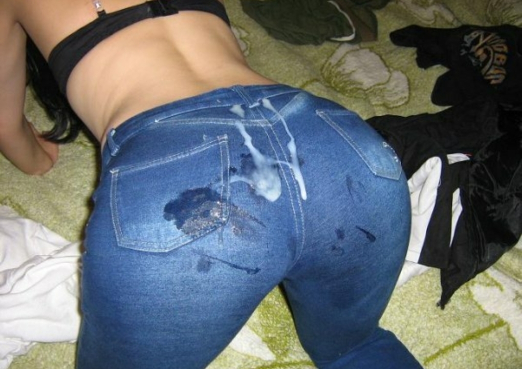 Обкончал попку в одежде