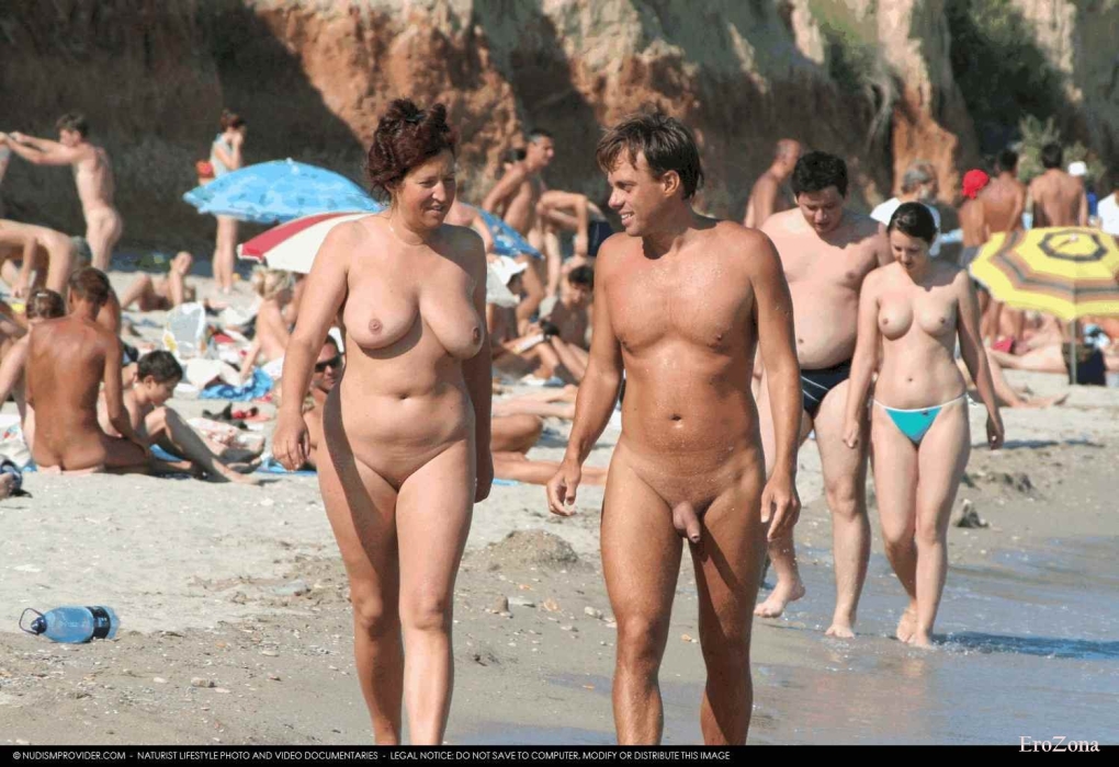 Голые семьи на нудиском пляже