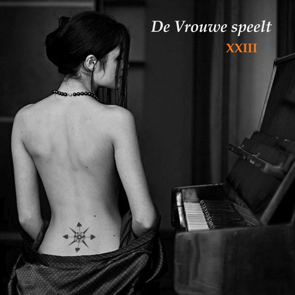 Девушка на рояле лежит